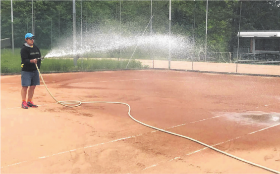 Die Aussenplätze des Tennis-Club Kraftwerk Laufenburg (TC KWL) wären bereit – doch der Tennis-Sport bleibt weiterhin untersagt. Valeri Bonev sorgt dafür, dass die wunderbare Anlage am Rhein in Schuss bleibt – und die Vereinsmitglieder aus Deutschland und der Schweiz bald wieder ihrem Lieblingssport frönen können. Fotos: zVg